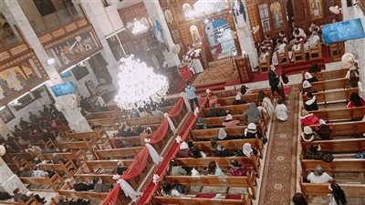 الأقباط يؤدون قداس عيد الميلاد بكاتدرائية العذراء مريم والملاك ميخائيل بالمنصورة | صور