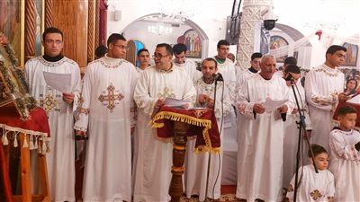 10 صور ترصد احتفالات أقباط الأقصر بعيد الميلاد المجيد داخل كنيسة العذراء مريم