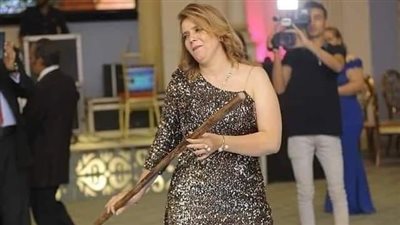 بعد واقعة معلمة المنصورة.. وكيلة مدرسة تتضامن بوصلة رقص بالعصا في فرح ابنتها | فيديو جراف