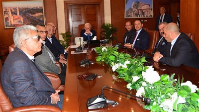 محافظ بورسعيد يجتمع بلجنة إدارة المصري لبحث احتياجات الفريق