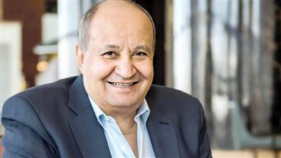 رحلة صعود صاحب الجماعة.. نقاد وفنانون يبرزون أهم محطات وحيد حامد في برنامج عن قرب