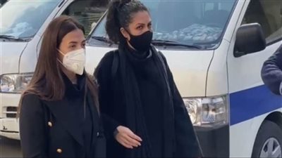 دنيا سمير غانم تسير على خطى والدتها دلال عبد العزيز في تقديم واجب العزاء| فيديو جراف