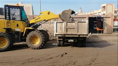 تسوية وتمهيد الطرق ورفع القمامة والمخلفات من شوارع بيلا بكفر الشيخ