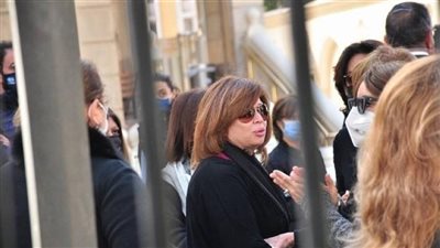 إلهام شاهين ترد على انتقادات صلاتها في جنازة مها أبو عوف دون حجاب | فيديو 