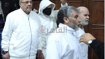 لحظة دخول حسن راتب قفص الاتهام قبل محاكمته وآخرين في قضية الآثار الكبرى | فيديو