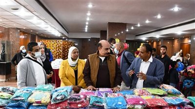 محافظ أسوان يتفقد معرض كسوة الشتاء ضمن جهود مبادرة الناس لبعضهم