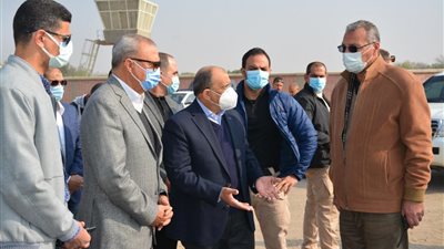 وزير التنمية المحلية يحيل رئيس مدينة للتحقيق.. والسبب شكوى مواطن من تراكم القمامة أمام منزله