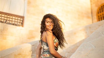 ميرهان حسين تستعرض جمالها على البحر وتحضر مشروع غنائي جديد (صور)