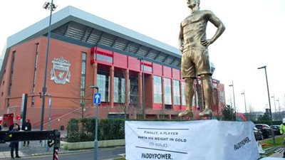 أبو تريكة عن التمثال الذهبي لـ”فان دايك”: “المفروض يعملوا 20 واحد لصلاح”