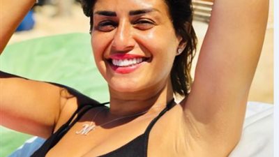 شاهد.. منة فضالي بـ لوك جديد في حارة شعبية بسبب فيلمها (صور)