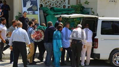 شاهد لحظة تشيع جثمان والدة أحمد نظيف رئيس الوزراء الأسبق (فيديو)