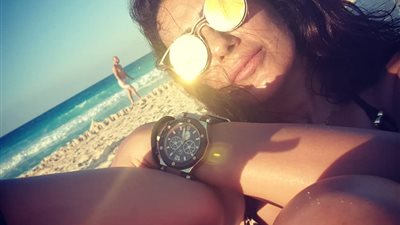 “بقميص أبيض شفاف”.. هكذا ودعت إنجي المقدم فصل الصيف (صور)