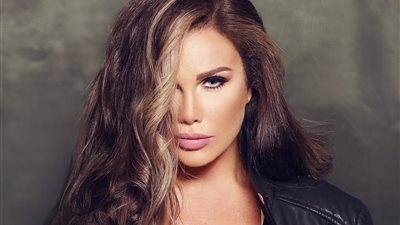 نيكول سابا تستعرض جمالها من أنطاليا بتركيا (فيديو)