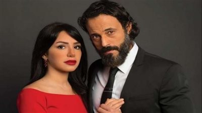 يوسف الشريف يفاجئ زوجته إنجي علاء في لوكيشن تصوير مسلسل “بلا دليل” (صورة)