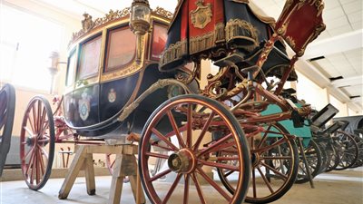 مدبولي ووزير الآثار يتفقدان أعمال ترميم وتطوير متحف المركبات الملكية ببولاق