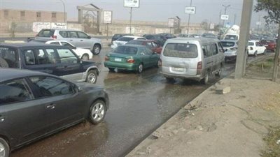 أزمة مرورية بميدان الرماية نتيجة كسر ماسورة مياه بالطريق الصحراوي
