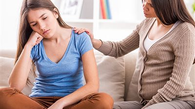 كيف تتعامل الأم مع أول دورة شهرية لابنتها؟ إليك الطريقة