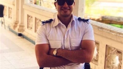 خطف شيبسى وأكل.. موقف شهم لضابط شرطة ينقذ طفل من علقة ساخنة على يد بياع