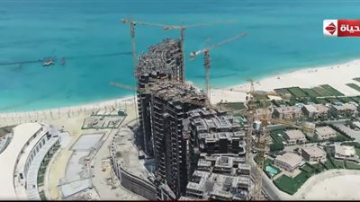 بـ”كاميرا درون”.. خالد أبو بكر في جولة بمدينة العلمين الجديدة (فيديو)