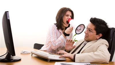 الفتوى والتشريع: لا يجوز للمرأة أن تعمل تحت إدارة زوجها