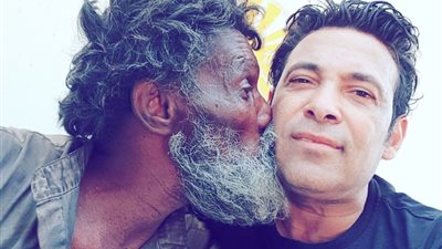 سعد الصغير ينشر صورة مع مشرد: “يارب قدرني علي فعل الخير” (صورة)