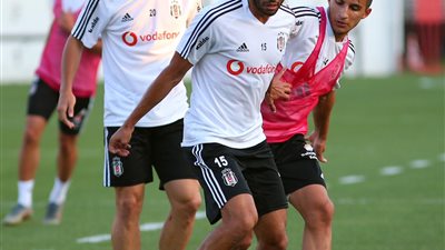 محمد النني يخوض أول مران بقميص بشكتاش بعد وصول البطاقة الدولية (صور)