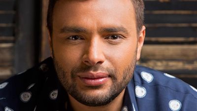 رامي صبري يشوق جمهوره قبل طرح كليب “وبقابل ناس” على يوتيوب (فيديو)