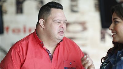 بعد السخرية منه.. مسرح مصر يستعين بـ”أمح الدولي” في أحد عروضه (فيديو)