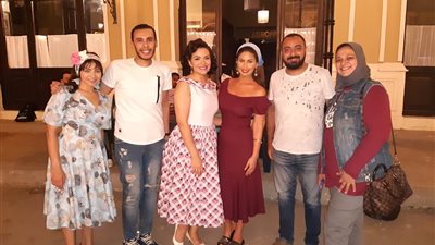 صناع مسلسل “حواديت الشانزلزيه” يحتفلون بانتهاء 50% من مشاهد العمل