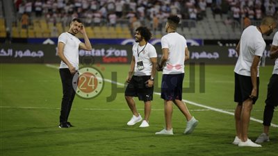 لاعبو الزمالك وبيراميدز يتفقدون أرضية ملعب برج العرب (صور)