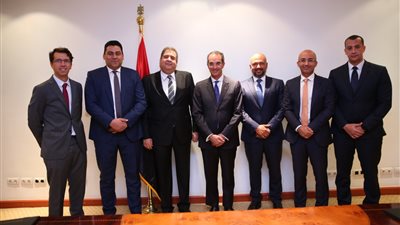 تنظيم الاتصالات يوقع اتفاقيات تسوية مع شركات “المحمول” لحل نزاع حول 2 مليار (صور)