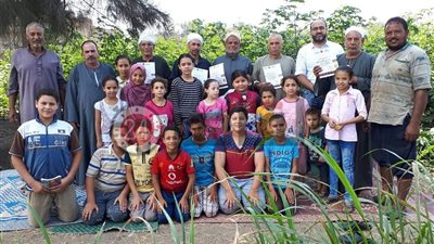 “على حصيرة وسط الأراضي الزراعية”.. مكتبة تكرم المزراعين في عيد الفلاح الـ67 (صور)