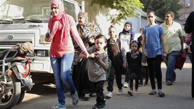 أول يوم دراسة.. أولياء الأمور يحرصون على إيصال أبنائهم إلى المدارس (صور)
