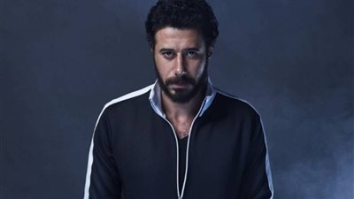 متابع يسأل أحمد السعدنى: “تقدر تعمل فيلم ينتقد الرئيس؟”.. إجابة صادمة من الفنان (صورة)