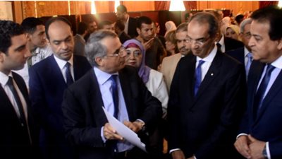 على هامش مؤتمر الذكاء الاصطناعي.. وزيرا التعليم العالي والاتصالات يتفقدان معرض جامعة مصر 