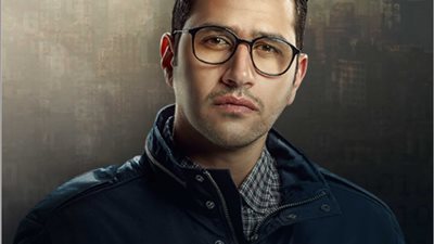 “على عكازين”.. علي الطيب يتسلم جائزة أفضل دور ثاني عن “أهو ده اللي صار” (صورة)