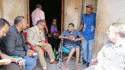 استجابة لـ”القاهرة 24″.. رئيس مجلس مدينة بني عبيد يزور مواطن مصري بعد إصابته