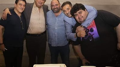 بحضور كريم عبد العزيز.. أسرة “البعض لا يذهب للمأذون مرتين” يحتفلون ببدء تصويره (صور)