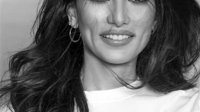 بفستان مثير.. زينة تبرز جمالها على البحر في أحدث ظهور (صور)