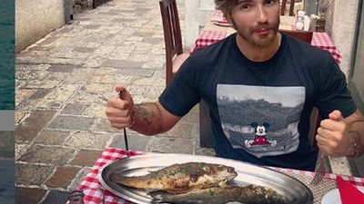 شادي شامل شبيه “العندليب” يرد على منتقديه: “أنتم بيئة ومن تحت بير السلم” (صورة)