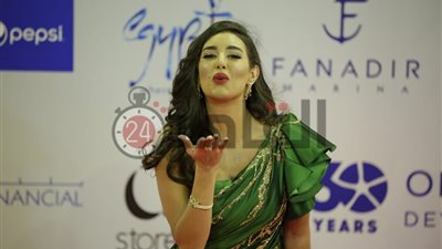 ياسمين صبري تخطف الأنظار بفستان أخضر في افتتاح مهرجان الجونة (صور)