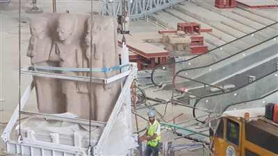 وصول قطع أثرية ضخمة إلى المتحف المصري الكبير تمهيدًا لعرضها بالدرج العظيم (صور)