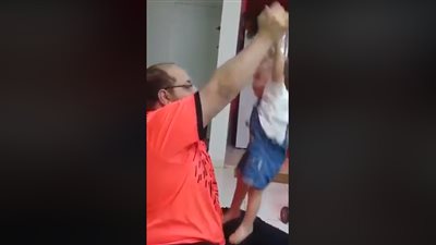 التحقيق في مقطع مصور لأب يعتدي على رضيعته بطريقة وحشية (فيديو)