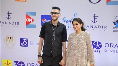 أمير عيد وعمرو عابد.. النجوم على السجادة الحمراء قبل عرض”لما بنتولد” (صور وفيديو)