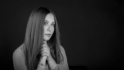 المطربة سما نوح توجه رسالة قاسية للمقاول محمد علي (فيديو)