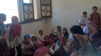 “الجزيرة استغلت الصور”.. “التعليم” تُعلق على افتراش الطلاب بطرقة مدرسة المجد (صور)