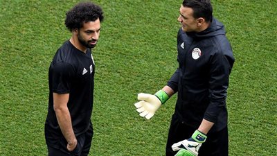 الحضري داعمًا محمد صلاح فى أزمة التصويت على جائزة “The best”: يا جبل ما يهزك ريح