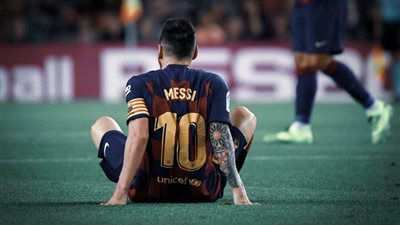 ميسي يخرج مصابًا بين شوطي مباراة برشلونة وفياريال
