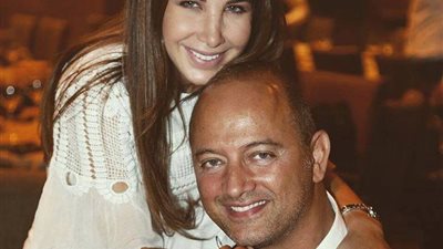 نانسي عجرم تسخر من زوجها وتسأل الجمهور: “مين الأطول؟” (صور)