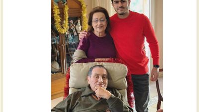 نجل علاء مبارك ينشر صورة للرئيس الأسبق وزوجته.. ومتابع: “هنحتاجك بعدين” (صورة)